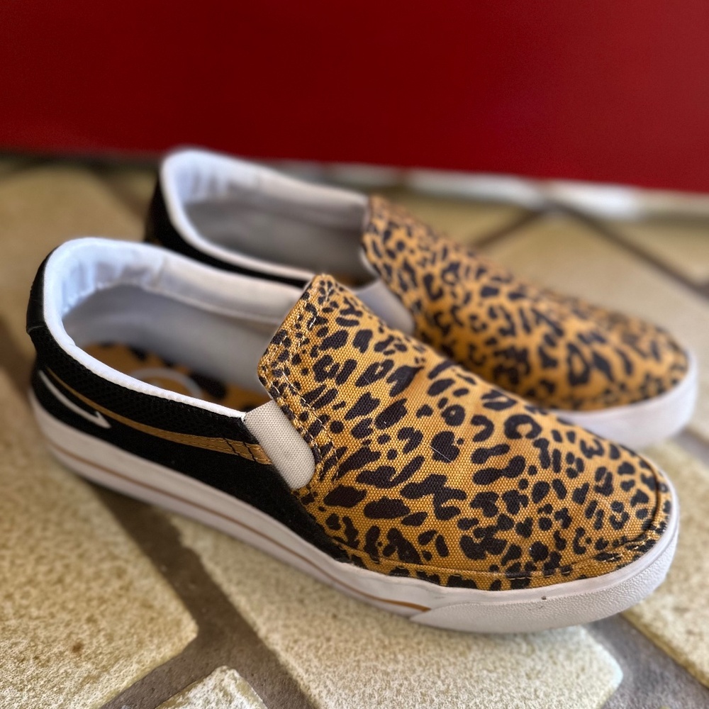 Nike women’s court legacy slip on